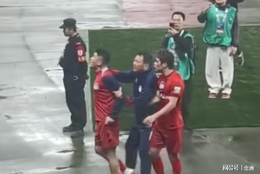 被骂“丢人现眼”!30岁国脚暴怒:冲上去要和球迷对峙 拉都拉不住